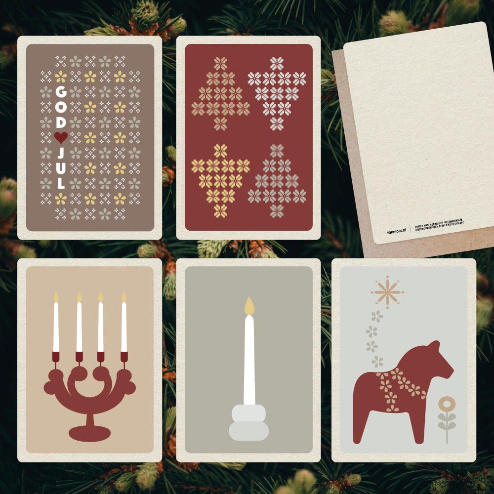 De set bestaan uit 5 duurzame enkele kaarten met verschillende illustraties, o.a. geborduurde kerstbomen, kandelaars en een Zweeds dalapaard. Om helemaal in de Scandinavische kerstsferen te komen!