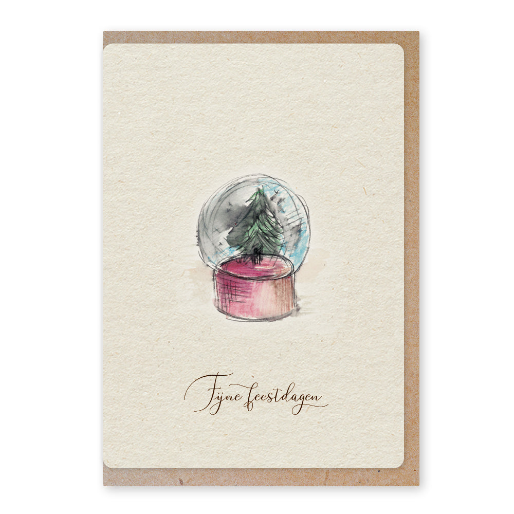 Een mooie duurzame enkele kaart met een tafereel van een sneeuwbol in aquarel voor een Kerstgroet of een Nieuwjaarswens. De illustraties zijn gemaakt in onze grafische studio. Gedrukt op Paperwise Naturel, boomvrij papier van landbouwrestafval.&nbsp;