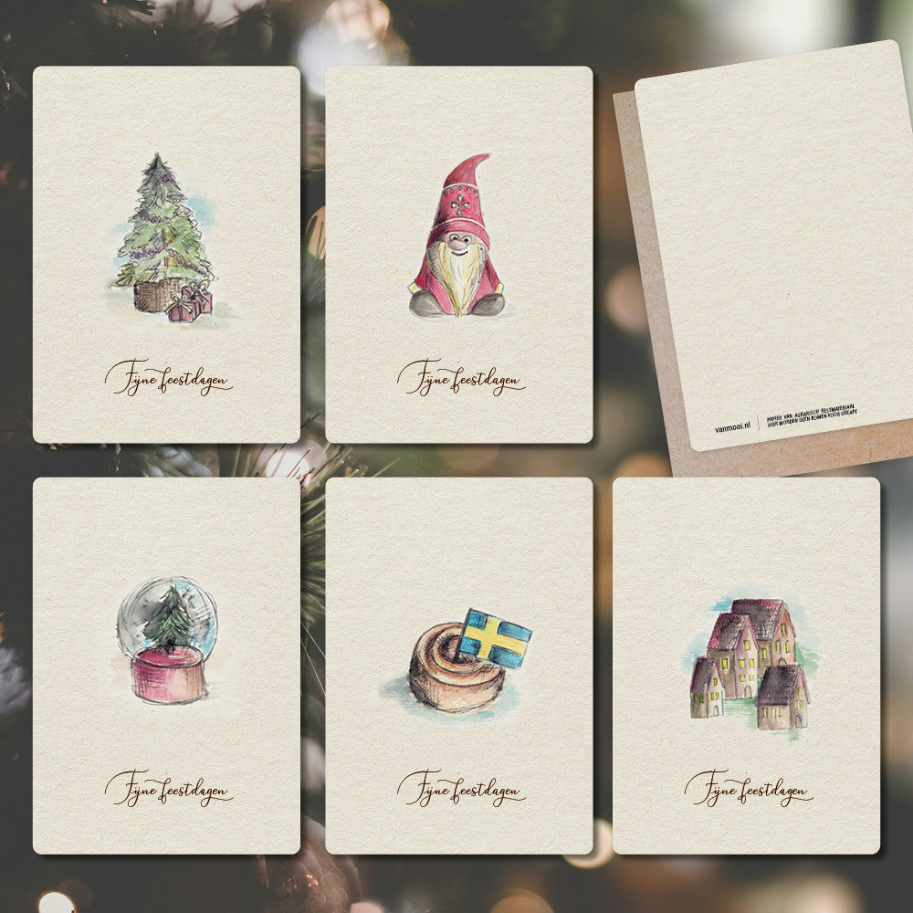 De set bestaan uit 5 duurzame enkele kaarten met verschillende illustraties, o.a. een kerstboom, een kerstkabouter (tomte), een sneeuwbol met daarin een kerstboom, een Zweeds kaneelbroodje (kanelbulle) en een mooi kerstdorpje. Om helemaal in de kerstsferen te komen!