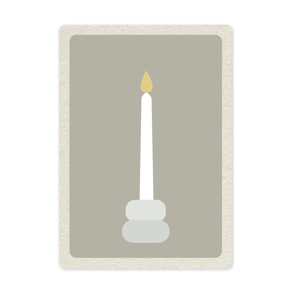Een mooie duurzame enkele kaart met een kaars voor een Kerstgroet of een Nieuwjaarswens.