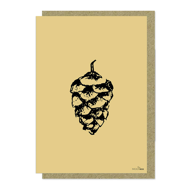 Een mooie grote duurzame kaart met een afbeelding van een Dennenappel. De illustraties zijn gemaakt in onze grafische studio. Gedrukt op Paperwise Naturel, boomvrij papier van landbouwrestafval.