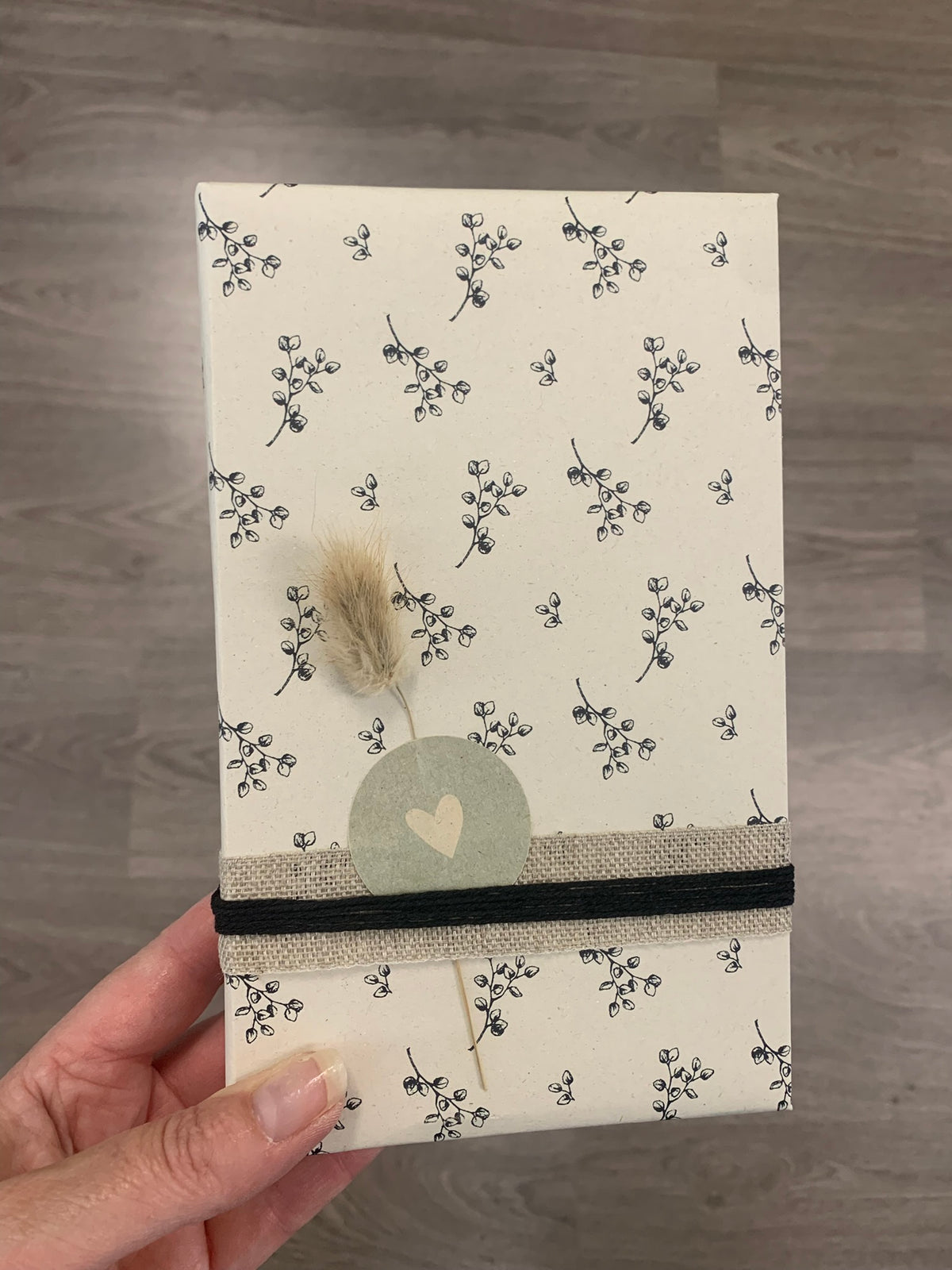 Cadeautje, ingepakt in duurzaam inpakpapier gemaakt van landbouwrestafval | Eucalyptus