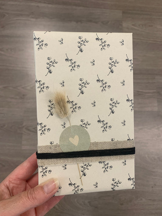 Cadeautje, ingepakt in duurzaam inpakpapier gemaakt van landbouwrestafval | Eucalyptus