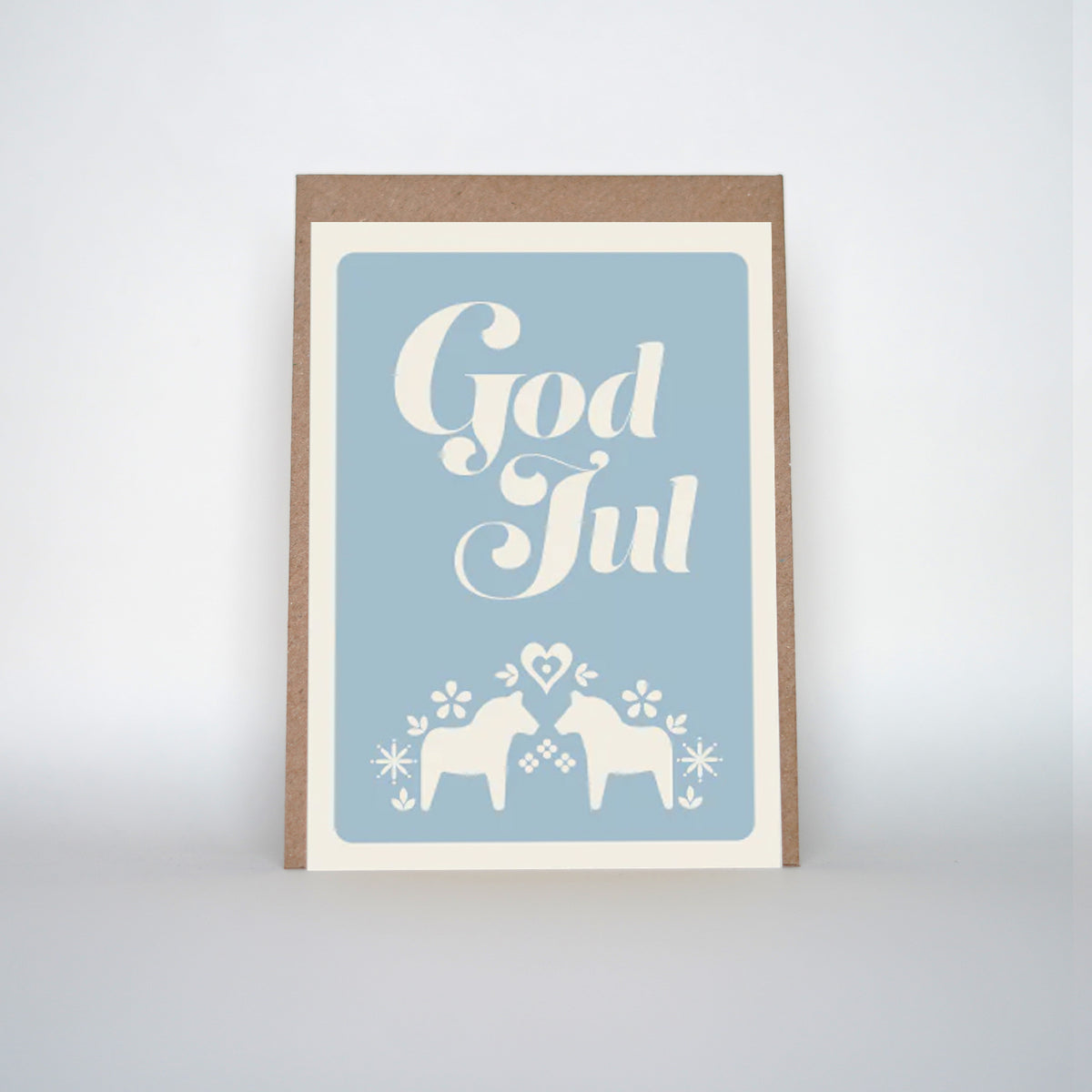 Een mooie duurzame enkele kaart met God Jul voor een Kerstgroet of een Nieuwjaarswens. De illustraties zijn gemaakt in onze grafische studio. Gedrukt op Paperwise Naturel, boomvrij papier van landbouwrestafval. 