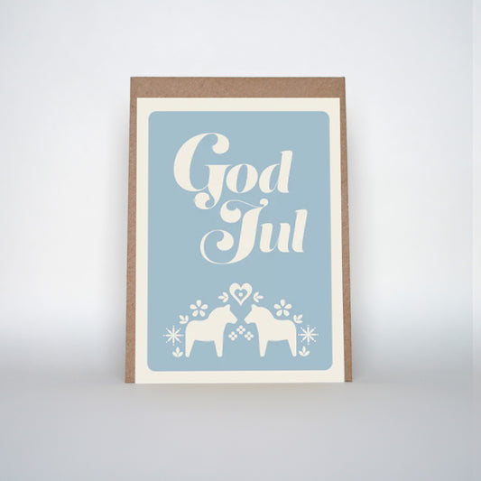 Een mooie duurzame enkele kaart met God Jul voor een Kerstgroet of een Nieuwjaarswens. De illustraties zijn gemaakt in onze grafische studio. Gedrukt op Paperwise Naturel, boomvrij papier van landbouwrestafval. 