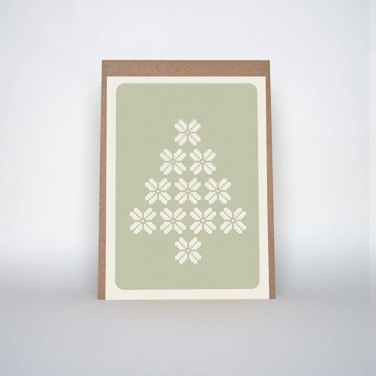 Een mooie duurzame enkele kaart met een kerstboom voor een Kerstgroet of een Nieuwjaarswens. De illustraties zijn gemaakt in onze grafische studio. Gedrukt op Paperwise Naturel, boomvrij papier van landbouwrestafval. 
