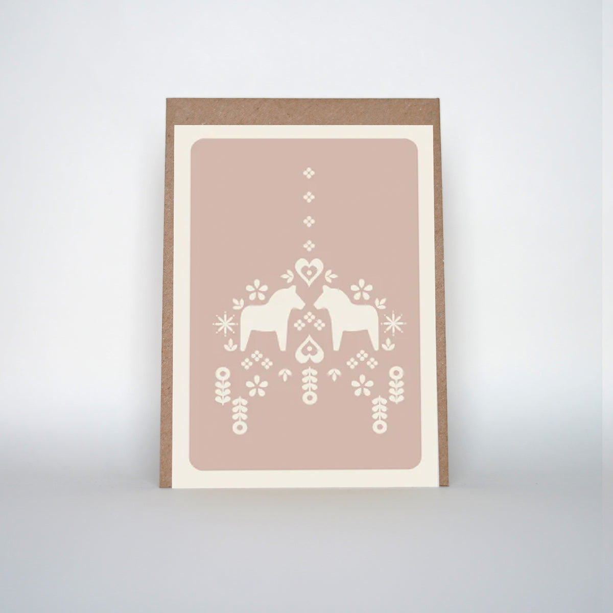 Een mooie duurzame enkele kaart met dalapaardjes voor een Kerstgroet of een Nieuwjaarswens. De illustraties zijn gemaakt in onze grafische studio. Gedrukt op Paperwise Naturel, boomvrij papier van landbouwrestafval. 