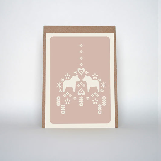 Een mooie duurzame enkele kaart met dalapaardjes voor een Kerstgroet of een Nieuwjaarswens. De illustraties zijn gemaakt in onze grafische studio. Gedrukt op Paperwise Naturel, boomvrij papier van landbouwrestafval. 